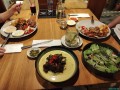 &Uuml;ber alle Ma&szlig;en leckeres Beef Rendang. Zartes Rindfleisch auf Kartoffelp&uuml;ree bilden die Insel und eine w&uuml;rzige Kokos/Curry(?) So&szlig;e den Ozean. Das war wunderbar...